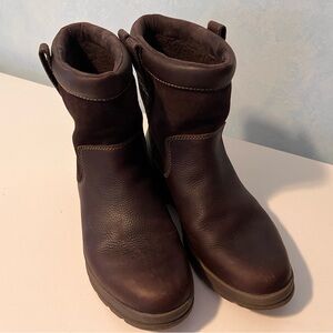 Clark’s brown boots . Size 9 1/2 M. Lining is 45% wool.